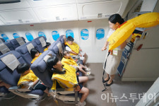 [포토] 끈을 당기면 구명조끼가 부풀어요