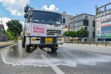 원주시, 폭염 대응 총력…도심 도로에 살수차 투입