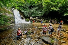 [포토] 이단폭포 아래서 더위 식히는 피서객들
