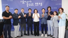 서안성농협·㈜에스피네이처·이원남 세무사, (재)안성시민장학회에 장학금 전달