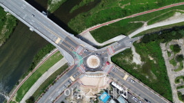 거창군, 한들대교 남단 회전교차로 개선···대형차량 통행 불편 해소