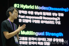 [포토] 리얼 서밋 2025 기조연설 하는 최훈 업스테이지 개발총괄