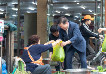 박승원 시장, 추석 앞두고 광명새마을시장 방문…성수품 물가 점검·상인 의견 청취