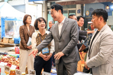 정명근 화성특례시장, 추석 맞아 사강시장에서 현장 소통 나서