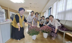 고양특례시 일산서구 덕이동, 노인의 날 맞아 경로당에 국화 전달