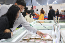 북적이는 횡성한우 판매장