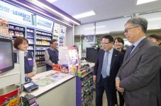 익산시청 4층에 편의점이 어르신과 직원 함께 웃는다