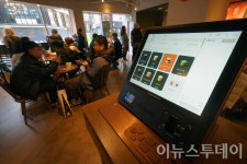 [포토] 키오스크 설치된 명동 스타벅스