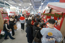 [포토] 방문객 붐비는 올리브영 팝마트 팝업스토어