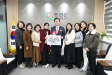 [포토] 홍천 7곳 어린이집 학부모 일동, 성금 기탁