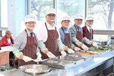 경남도의회 문화복지위, 설명절 앞두고 경로식당 봉사 구슬땀