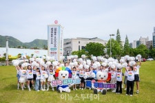 [포토] 경남선관위, 창원광장 투표함 선전탑 앞 투표참여 퍼포먼스
