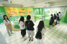 [포토] NH드림파크 팝업스토어 찾은 방문객들