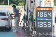[포토] 7월 주유소 휘발유 가격 전월 대비 122.3원 하락