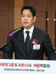 정용진 ‘절박함’ 통할까…‘emart24’ 우려 속 출발
