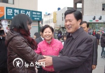 [포토]부산시장, 수험장 찾아 응원메시지 전달