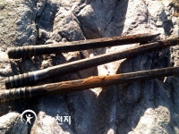 [포토]안양 삼막계곡서 일제 쇠말뚝 제거
