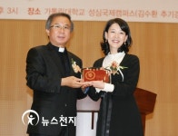 김수환추기경연구소 홍보대사 된 연극인 윤석화 씨