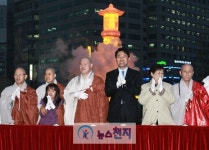 부처님오신날 점등식, 시청 앞 화합의 쌍사자등 불 밝히다