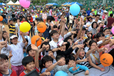 [포토] 마술쇼에 신난 어린이들 선물 주세요