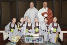 웃음 가득한 동자승, 총무원장 자승스님 예방