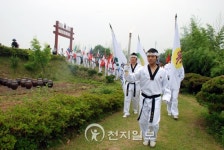 [충청] 만국기 펄럭 태권도 축제 알리는 성화 채화