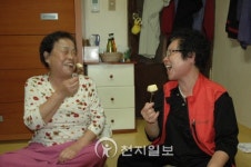 할머니들과 정들어 그만둘 수 없어