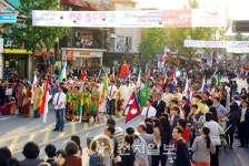 [포토] 이태원로 지구촌축제 세계고유의상 퍼레이드