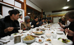 [포토] G20 세계 종교지도자들 한국 사찰 음식 굿~