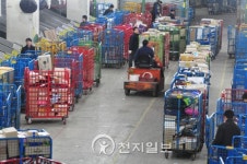 [설맞이 동서울우편집중국 현장르포]명절 증후군 우리도 앓아요