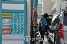 주유소 휘발유값 최고 2200원 돌파