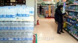 유통업계, 생수 등 생필품 판매 급증