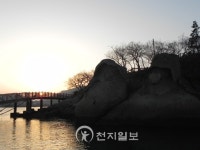 [문화현장] 노을 두른 갓바위에 슬픈 사연이…