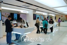 브랜드 색깔 느끼고 싶다면 플래그십 스토어로 가라