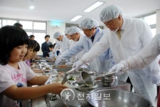 [대전] 대전시 무상급식 실시… 염홍철 배식 참여