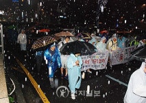 [포토] 한진重 2차 희망버스 참가자 장대비 속 행렬 계속