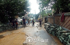 형체 없던 우면산 형촌마을, 복구 작업 활기