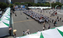[포토] 부산역 광장 빛의 회복 축제 열기 후끈