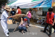 [포토] 부산역 광장서 즐기는 전통 놀이 체험
