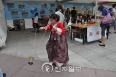 [포토] 한가위 다문화 한마당 중국 전통놀이 콩쥬 체험 중