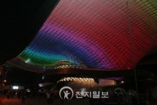 [포토] 형형색색 빛을 발하는 부산 영화의 전당