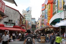 [전통시장을 살려라 ②] 남대문시장, 다시 찾는 외국 관광객에서 희망을 보다