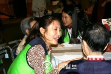 [포토] 외국인 자원봉사단, 노인전문요양센터 방문