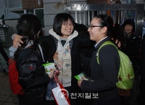 [포토] 경남여고 입장 수험생 향한 따뜻한 응원!