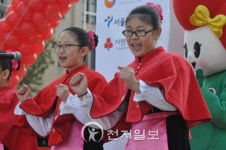 [포토] 희망2012나눔캠페인서 축하공연하는 알핀로제 어린이 요들단