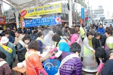 [포토] 조계종 진여원, 부산 구포시장서 3000인분 동지 팥죽 나눔