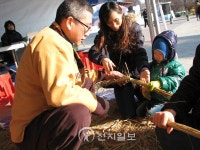 [포토] 한 꼬마의 짚 공예 체험 이렇게 해봐요~