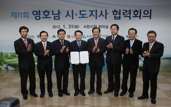 [포토] 영호남 8개 시도지사, 공동선언문 채택