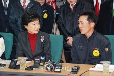 [포토] 동래우체국 황성화 씨와 대화 나누는 박근혜 위원장