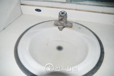 [포토] 사용하고 싶지 않은 유성 시외버스터미널 세면대